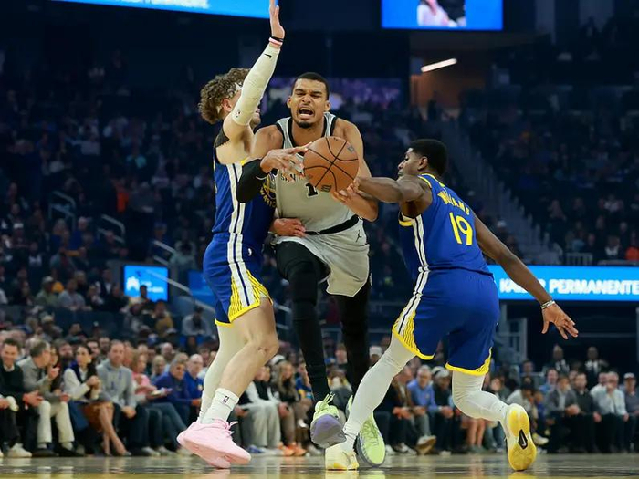 文班亚马两场40+难掩马刺落后雷霆两胜