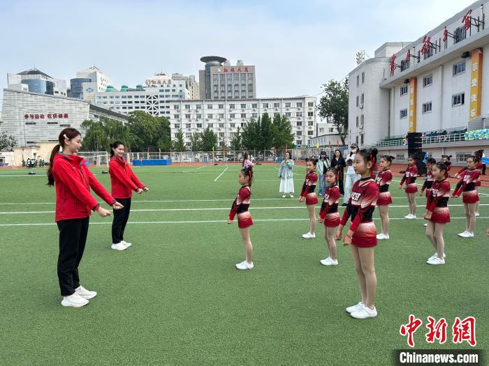 艺术体操奥运冠军走进小学传递热爱与坚持的力