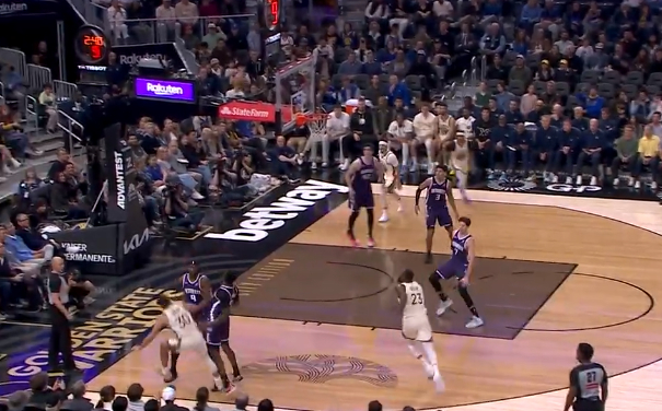 库里手递手战术破解国王防守 单挑得分引爆全场