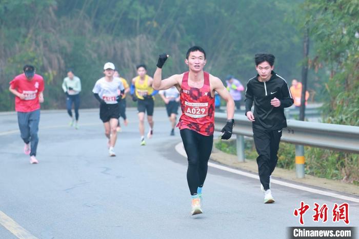 重庆綦江举办新年登高活动 近5000名选手攀登老瀛